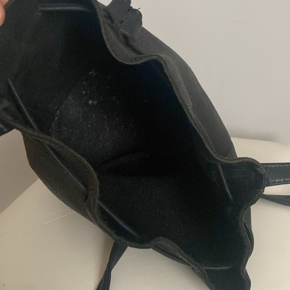 BAGGU Black Crossbody Bag with Sleek Design - Picture 7 of 9